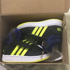 Cute little New toddler Adidas Hoops MID 2.01 size 7